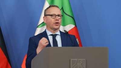 Justizminister Limbach spricht am Rednerpult und gestikuliert