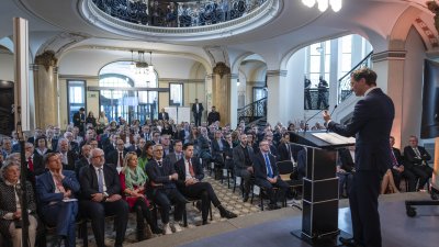 Rede des Ministerpräsidenten mit Blick ins Publikum