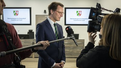 Ministerpräsident Hendrik Wüst gibt ein Pressestatement