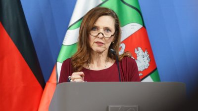 Eine Person spricht am Rednerpult auf einer Pressekonferenz