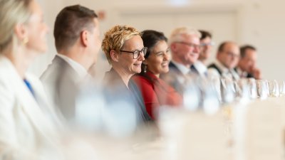 US-Generalkonsulin, Preeti V. Shah in einer Reihe mit anderen Gästen am Tisch