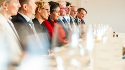 US-Generalkonsulin, Preeti V. Shah sitzt an der festlich gedeckten Tafel mit Vertretern der US-Wirtschaft