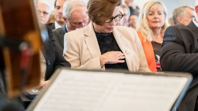 Preisträgerin Christel Höink drapiert ihre Auszeichnung