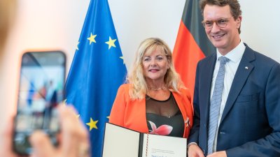 Ministerpräsident Hendrik mit den Preisträgerin Inge Losch-Engler