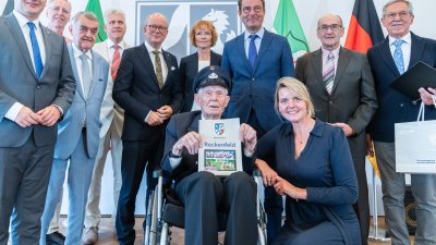 Ministerpräsident Hendrik mit den Preisträger Karl-Heinz Sandbaumhüter und Freunden