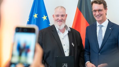 Ministerpräsident Hendrik mit den Preisträger Holger Brandenburg
