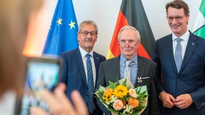 Ministerpräsident Hendrik Wüst verleiht den Verdienstorden des Landes Nordrhein-Westfalen an 15 Persönlichkeiten