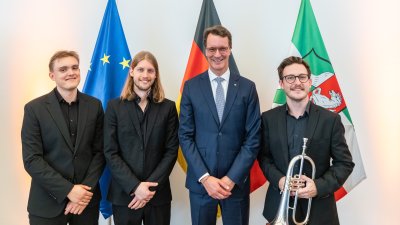 Ministerpräsident Hendrik mit den Musikern des JugendJazzOrchester NRW