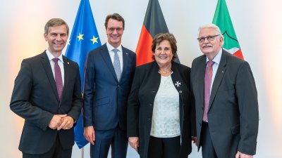 Ministerpräsident Hendrik Wüst verleiht den Verdienstorden des Landes Nordrhein-Westfalen an 15 Persönlichkeiten