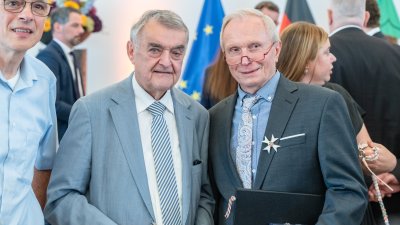 Innenminister Reul mit dem PreisträgerPaul Ribbeck