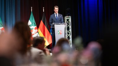 Ministerpräsident Wüst hält eine Rede