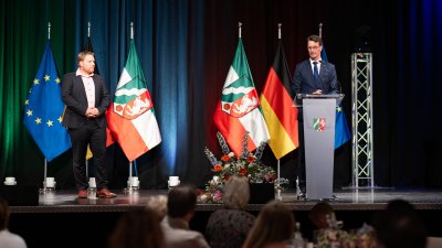 Urkundenübergabe auf der Bühne