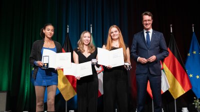 Urkundenübergabe auf der Bühne