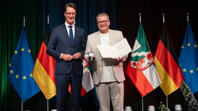 Urkundenübergabe auf der Bühne