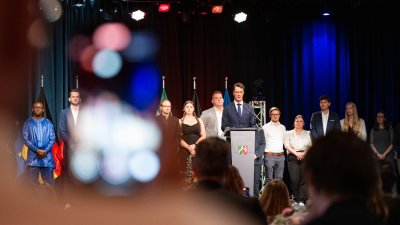 Urkundenübergabe auf der Bühne