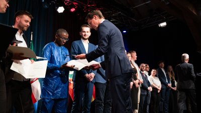 Urkundenübergabe auf der Bühne