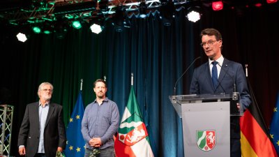 Urkundenübergabe auf der Bühne