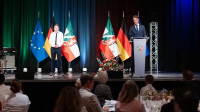 Urkundenübergabe auf der Bühne