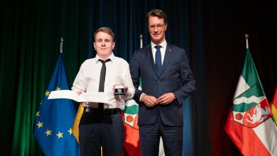 Urkundenübergabe auf der Bühne