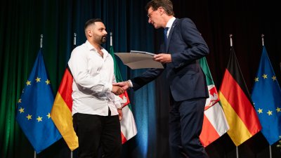 Urkundenübergabe auf der Bühne