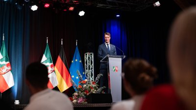 Ministerpräsident Wüst hält eine Rede