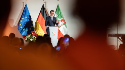 MP Wüst hält eine Ansprache