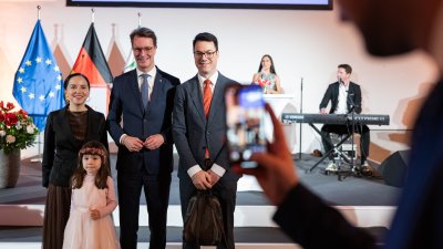 MP Wüst und Neubürger posieren für ein Foto