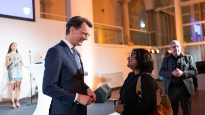 MP Wüst im Gespräch mit einer Neubürgerin