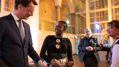 MP Wüst und Neubürger posieren für ein Foto