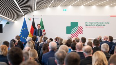 MP Wüst während seiner Rede