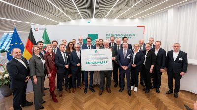Gruppenfoto mit Check und der Summer übe 800 Millionen Euro