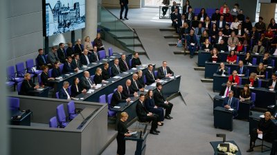 Die Bundestagspräsidentin Julia Klöckner hält ihre Rede im Bundestag vor den geladenen Gästen und den anwesenden Abgeordneten