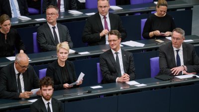 Hendrick Wüst nimmt neben anderen Politikern im Plenum des Bundestages Platz