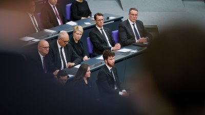 Hendrick Wüst sitzt neben den anderen geladenen Gästen und hört aufmerksam zu