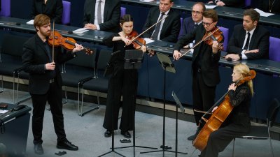 Musiker mit Violine, Bratsche und Cello spielen im Bundestag