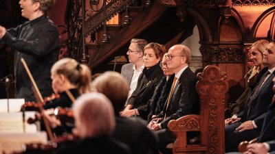 Die stellvetredene MPin Neubaur und der Landtagspräsident Kuper sitzen im Publikum