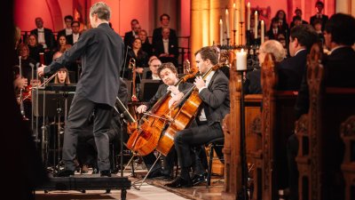 Das Orchester spielt auf der Bühne, Ansicht von der Seite