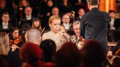 Ein Trompeten-Spielerin im Foku