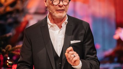 Schauspieler Martin Brambach trägt weihnachtliche Texte vor