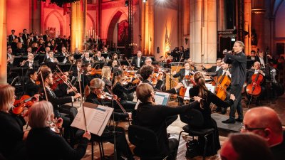 Das Orchester spielt auf der Bühne, Ansicht von hinten