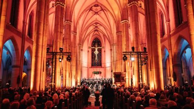 Das Orchester spielt auf der Bühne, Ansicht aus dem Publikum