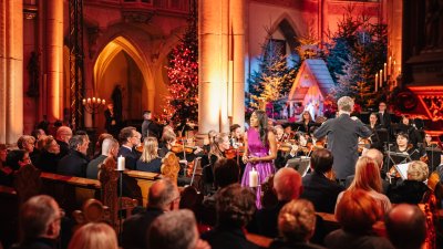 Das Orchester spielt auf der Bühne, Ansicht aus dem Publikum