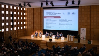 Kultur- und Wissenschaftsministerin Ina Brandes nimmt an einer Podiumsdiskussion zum Thema „Strukturwandel und Wissenschaft heute und morgen“ teil. 