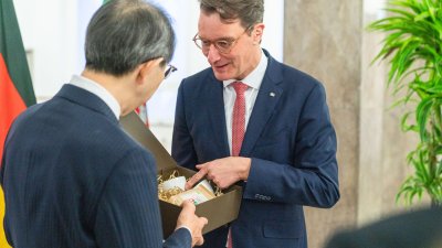 Ministerpräsident Hendrik Wüst empfängt Gouverneur der japanischen Präfektur Fukushima Masao Uchibori
