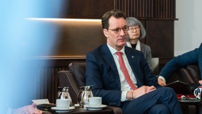 Ministerpräsident Hendrik Wüst empfängt Gouverneur der japanischen Präfektur Fukushima Masao Uchibori