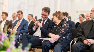 Ministerpräsident Hendrik Wüst übergibt den Bundesverdienstorden an drei Persönlichkeiten aus Nordrhein-Westfalen