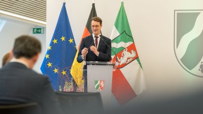 Ministerpräsident Hendrik Wüst übergibt den Bundesverdienstorden an drei Persönlichkeiten aus Nordrhein-Westfalen