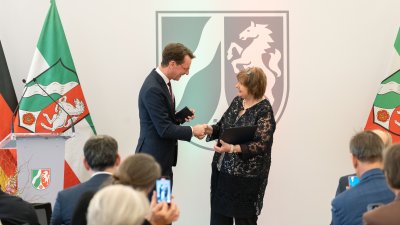 Ministerpräsident Hendrik Wüst übergibt den Bundesverdienstorden an drei Persönlichkeiten aus Nordrhein-Westfalen