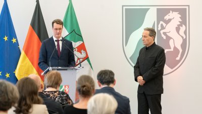 Ministerpräsident Hendrik Wüst übergibt den Bundesverdienstorden an drei Persönlichkeiten aus Nordrhein-Westfalen