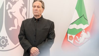 Ministerpräsident Hendrik Wüst übergibt den Bundesverdienstorden an drei Persönlichkeiten aus Nordrhein-Westfalen